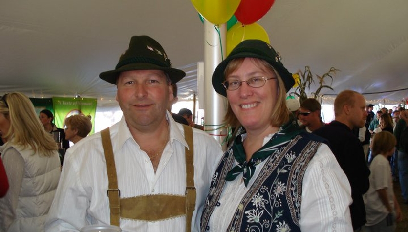 Pouring beer at an Oktoberfest.jpg